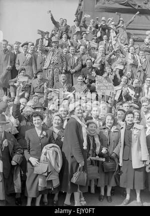 Blackpool V Bolton-FA-Cup-Finale 2. Mai 1953. Blackpool Fußballfans sammeln auf dem Trafalgar Square vor dem Spiel im Wembley-Stadion. Stockfoto