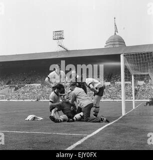 FA-Cup-Finale im Wembley-Stadion. Wolverhampton Wanderers 3 V Blackburn Rovers 0. Verletzte Wölfe Torwart Malcolm Finlayson wird vom Team Physio besucht, wie Betroffene Mitspieler und Schiedsrichter aussehen auf. 7. Mai 1960. Stockfoto