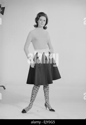 Tagwache Mode Feature Reveille Modell Gloria James gesehen hier Modellierung Rock und Cape Ensemble. Dezember 1963 Stockfoto