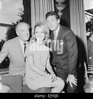 Lee Bouvier, Schauspielerin & Schwester Jacqueline Kennedy Onassis, abgebildet im Savoy Hotel in London, 19. September 1967.    Abgebildet mit co-Stars, die George Sanders & Robert Stack Lee Bouvier 34 in London für ihr TV-Schauspieldebüt in David Susskinds £120.000 Produktion von "Laura" ist.    Sie nutzt ihren Mädchennamen, wie sie lieber "meine Bühne und Privatleben zu trennen".    Verheiratet mit Anthony Stanislas Radziwill, ist ihre vollständige Titel Prinzessin Lee Radziwill.  Lokalen Caption *** Schauspieler Stockfoto