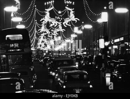 Weihnachtsbeleuchtung in der Regent Street. Dezember 1964 Stockfoto