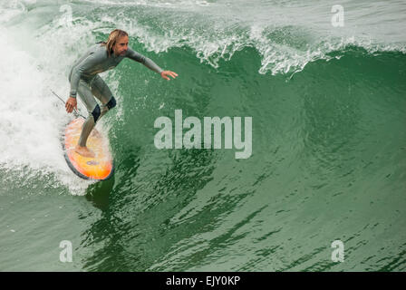 California Surfer auf einer gläsernen Welle in Manhattan Beach im Los Angeles County, Kalifornien, USA. Stockfoto