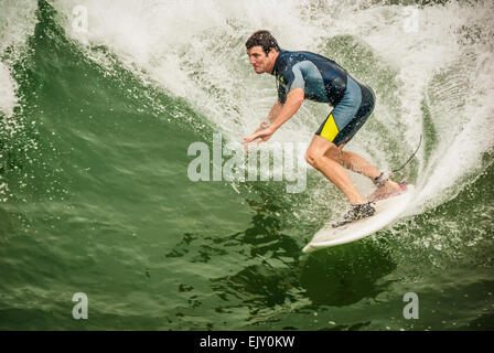 Surfer schneiden über das Gesicht eine große Welle in Manhattan Beach im Los Angeles County, Kalifornien, USA. Stockfoto