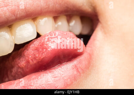 Frau natürliche Lippen Zunge Makro herausragen Stockfoto