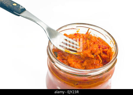 Geröstete Paprika-Chutney auf Gabel in einem Glas Stockfoto