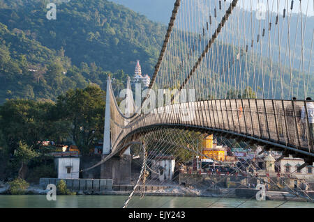 Blick auf den Ganges und Ram Jhula Brücke Stockfoto