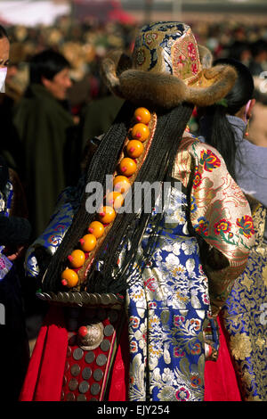 China, Tibet, Provinz Gansu, Xiahé, Kloster Labrang, tibetischer Neujahrstag, Frau in traditioneller Amdo-Kleidung Stockfoto