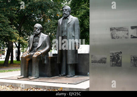 Statue von Karl Marx und Friedrich Engels in Berlin Mitte, Deutschland. Bronze-Skulptur von Ludwig Erhardt von 1986. Stockfoto