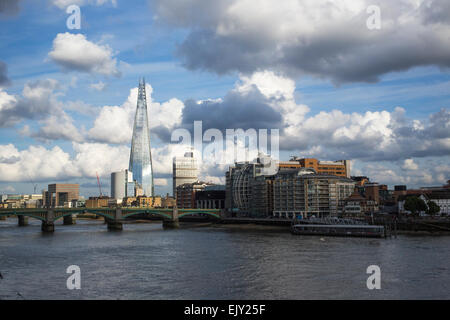 Blick auf die Themse und Renzo Piano Wahrzeichen Wolkenkratzer The Shard Stockfoto