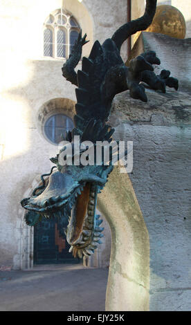 Detail der Drachen-Brunnen, gelegen am Westportal der Marktkirche Unser Lieben Frauen in Halle (Saale), Deutschland. Stockfoto