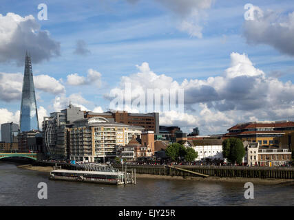 Blick auf die Themse und Renzo Piano Wahrzeichen Wolkenkratzer The Shard Stockfoto