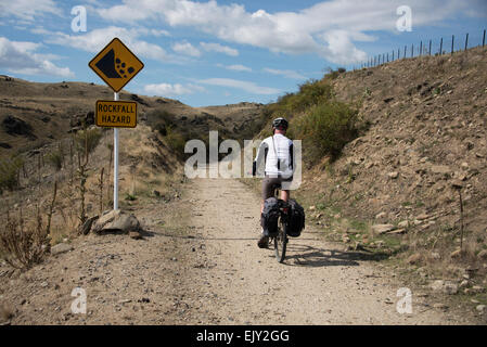 Ältere männliche Radfahrer auf der Central Otago Rail Trail, Südinsel, Neuseeland. Stockfoto