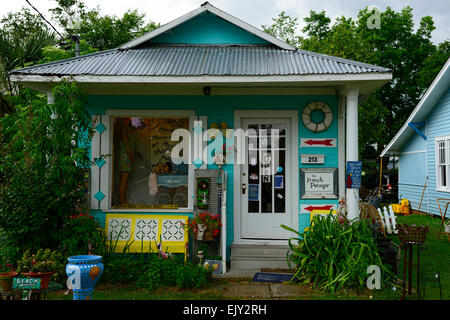 Antik Flohmarkt Shop einkaufen alte Stadt Bay St. Louis Mississippi bunten Shop historische Golf Küste RM USA Stockfoto