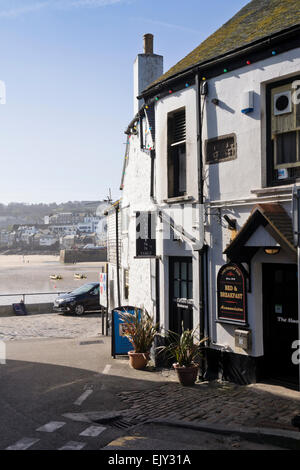 St Ives in einem hübschen, historischen Stadt am Meer in Cornwall, England, Großbritannien Die Sloop Inn Pub und den Hafen, die im Film die Titanic empfohlene Stockfoto