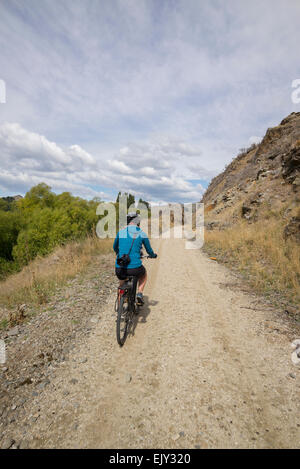 Weibliche Radfahrer Radsport der Otago Radweg, Südinsel, Neuseeland. Stockfoto