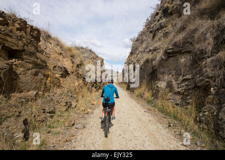 Weibliche Radfahrer Radsport der Otago Radweg, Südinsel, Neuseeland. Stockfoto