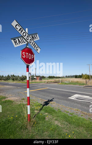 Straße und Bahnübergang unterzeichnen, Middlemarch, Neuseeland. Stockfoto