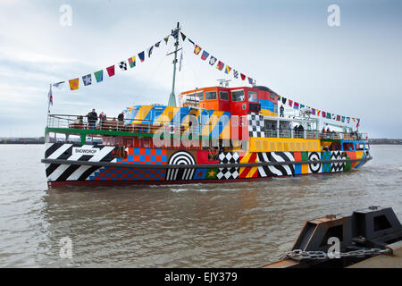 Die erste Segelfahrt der neu angestrichenen Dazzle Mersey Ferry im April 2015, die ein Schiff über den Fluss Mersey betreibt. Das von Sir Peter Blake im Rahmen der gedenkfeiern zum Ersten Weltkrieg geschaffene Gemälde Dazzle Ferry wurde entworfen. River Explorer Cruise an Bord von Snowdrop, dem bunt bemalten Dazzle Ferry Boat. Die Fähre wurde als „sagenhaftes Schiff“ ausgewählt und erhielt eine einzigartige neue Lackierung, die von der Blendle-Tarnung des Ersten Weltkriegs inspiriert wurde Stockfoto