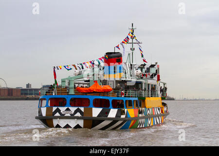 Die erste Segelfahrt der neu angestrichenen Dazzle Mersey Ferry im April 2015, die ein Schiff über den Fluss Mersey betreibt. Das von Sir Peter Blake im Rahmen der gedenkfeiern zum Ersten Weltkrieg geschaffene Gemälde Dazzle Ferry wurde entworfen. River Explorer Cruise an Bord von Snowdrop, dem bunt bemalten Dazzle Ferry Boat. Die Fähre wurde als „sagenhaftes Schiff“ ausgewählt und erhielt eine einzigartige neue Lackierung, die von der Blendle-Tarnung des Ersten Weltkriegs inspiriert wurde Stockfoto