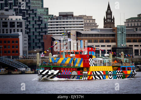 Die erste Segelfahrt der neu angestrichenen Dazzle Mersey Ferry im April 2015, die ein Schiff über den Fluss Mersey betreibt. Das von Sir Peter Blake im Rahmen der gedenkfeiern zum Ersten Weltkrieg geschaffene Gemälde Dazzle Ferry wurde entworfen. River Explorer Cruise an Bord von Snowdrop, dem bunt bemalten Dazzle Ferry Boat. Die Fähre wurde als „sagenhaftes Schiff“ ausgewählt und erhielt eine einzigartige neue Lackierung, die von der Blendle-Tarnung des Ersten Weltkriegs inspiriert wurde Stockfoto