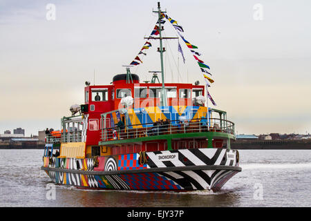 Die erste Segelfahrt der neu angestrichenen Dazzle Mersey Ferry im April 2015, die ein Schiff über den Fluss Mersey betreibt. Das von Sir Peter Blake im Rahmen der gedenkfeiern zum Ersten Weltkrieg geschaffene Gemälde Dazzle Ferry wurde entworfen. River Explorer Cruise an Bord von Snowdrop, dem bunt bemalten Dazzle Ferry Boat. Die Fähre wurde als „sagenhaftes Schiff“ ausgewählt und erhielt eine einzigartige neue Lackierung, die von der Blendle-Tarnung des Ersten Weltkriegs inspiriert wurde Stockfoto