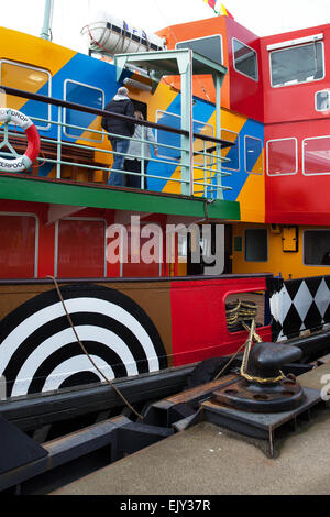 Inaugural segeln von Neu Painted Dazzle Ferry im April, 2015 operierendes Schiff über den Fluss Mersey. Dazzle Ferry gemaltes Design von Sir Peter Blake, als Teil des Ersten Weltkriegs gedenkfeiern. Flussexplorer Kreuzfahrt an Bord Snowdrop das hell gestrichene Dazzle Ferry Boot. Die Fähre wurde als "Blendle Ship" ausgewählt und erhielt eine einzigartige neue Lackierung, inspiriert von der Blendle Tarnung des Ersten Weltkriegs Stockfoto