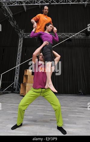 Während der Europäischen Kulturhauptstadt Europas 2015 in Plzen (Pilsen), Tschechische Republik, 2. April 2015 zeigen Akrobaten der neuen Zirkus katalanischen Gruppe PSiRC durchführen Acrometria. Pilsen wird rund 600 Veranstaltungen in diesem Jahr unter anderem Theateraufführungen, Konzerte und Ausstellungen bieten. (Foto/Pavel Nemecek CTK) Stockfoto