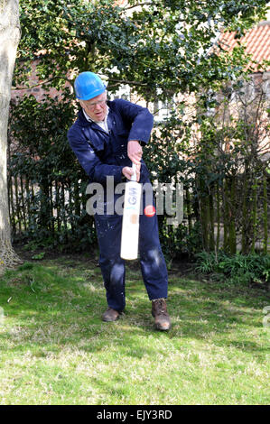 Großvater Fußballspielen im Garten mit seinem Enkel. Stockfoto