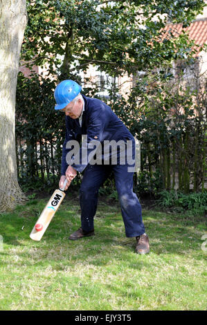 Großvater Fußballspielen im Garten mit seinem Enkel. Stockfoto