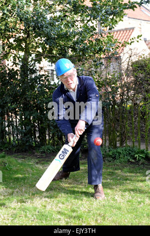 Großvater Fußballspielen im Garten mit seinem Enkel. Stockfoto