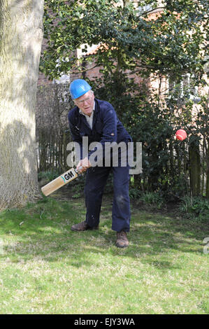 Großvater Fußballspielen im Garten mit seinem Enkel. Stockfoto