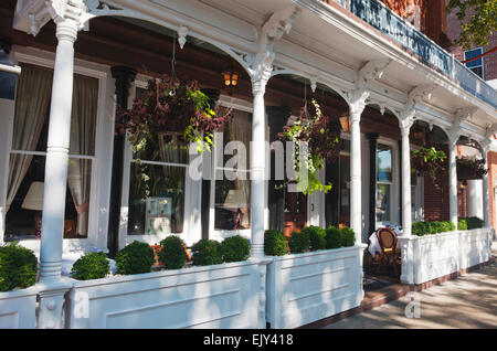 VERANDA DER AMERICAN HOTEL MAIN STREET SAG HARBOR SUFFOLK COUNTY LONG ISLAND NEW YORK STATE USA Stockfoto