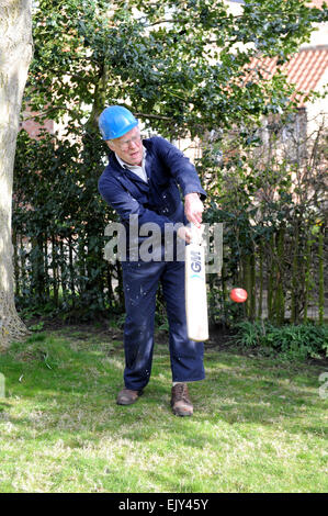 Großvater Fußballspielen im Garten mit seinem Enkel. Stockfoto