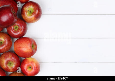 Roter Apfel Obst Hintergrund auf einem Holzbrett mit Exemplar Stockfoto