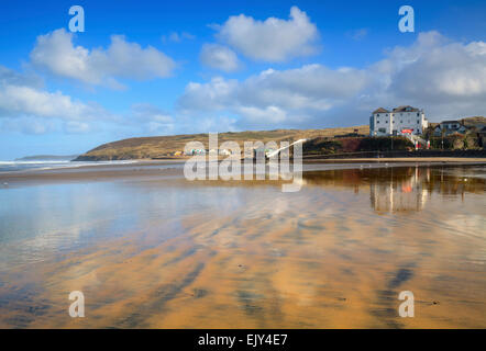 Perranporth Strand in Cornwall mit der Sunset-Bar und das Wasserloch in der Ferne. Stockfoto