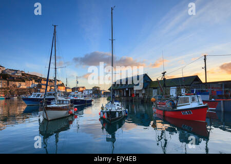 Boote im Innenhafen in Mevagissey auf der südlichen Küste von Cornwall, kurz nach Sonnenaufgang eingefangen. Stockfoto