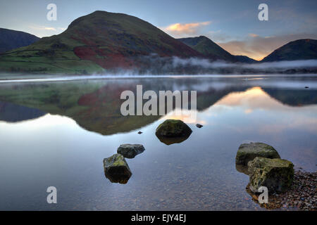 Sunrise erfasst das Ufer der Brüder Wasser in den Lake District National Park Stockfoto