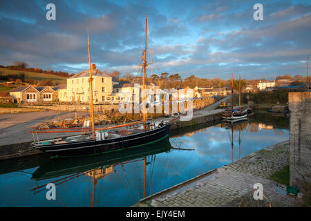 Der historische Hafen von Charlestown in der Nähe von St Austell an der Süd Küste von Cornwall, in der Fernsehapparat Reihe Poldark verwendet. Stockfoto