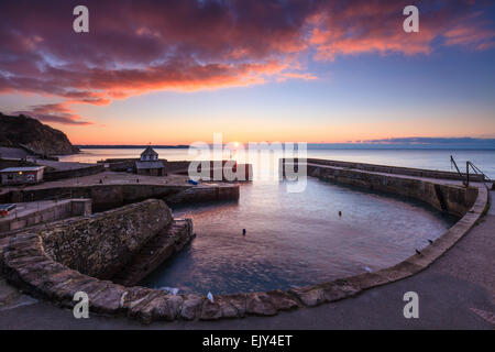 Der historische Hafen von Charlestown in der Nähe von St Austell an der Süd Küste von Cornwall, in der Fernsehapparat Reihe Poldark verwendet. Stockfoto