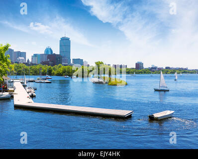 Boston-Segelboote von Charles River an der Esplanade in Massachusetts, USA Stockfoto