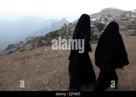 Frauen gehen in Manakha Al Jemen. Stockfoto