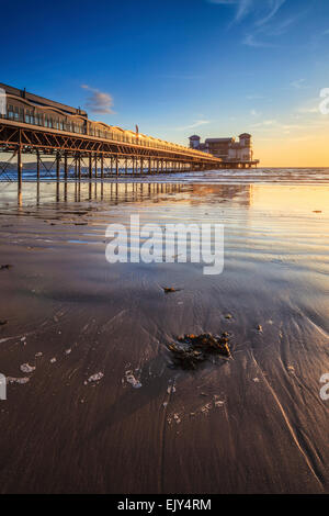 Der Pier am Weston-Super-Mare kurz vor Sonnenuntergang aufgenommen. Stockfoto