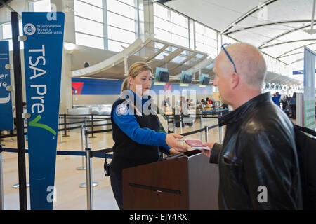 Romulus, Michigan - A Transportation Security Administration Officer überprüft die Identität der Passagiere am Detroit Metro Airport Stockfoto