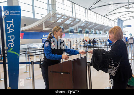 Romulus, Michigan - A Transportation Security Administration Officer überprüft die Identität der Passagiere am Detroit Metro Airport Stockfoto