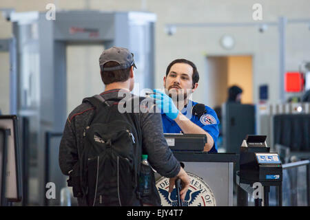 Romulus, Michigan - A Transportation Security Administration Officer überprüft die Identität der Passagiere am Detroit Metro Airport Stockfoto