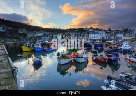 Boote im Innenhafen in Mevagissey an der südlichen Küste von Cornwall bei Sonnenuntergang aufgenommen. Stockfoto