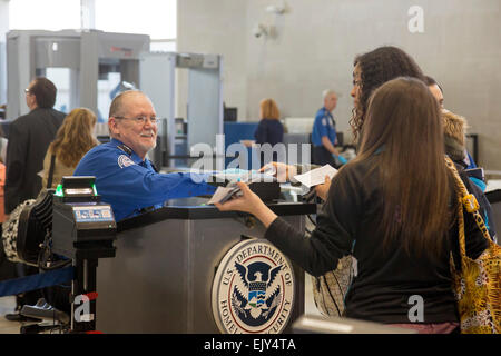 Romulus, Michigan - A Transportation Security Administration Officer überprüft die Identität der Passagiere am Detroit Metro Airport Stockfoto