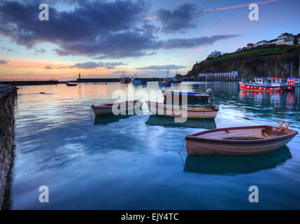 Boote im äußeren Hafen von Mevagissey auf der südlichen Küste von Cornwall, kurz nach Sonnenaufgang an einem noch morgen eingefangen. Stockfoto