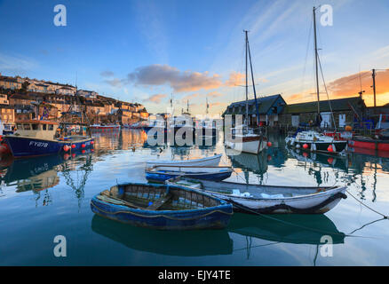 Boote im Innenhafen in Mevagissey auf der südlichen Küste von Cornwall, kurz bei Sonnenaufgang eingefangen. Stockfoto