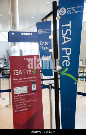 Romulus, Michigan - ein Schild am Detroit Metro Airport erklärt der Transportation Security Administration-Pre-Check-Programm. Stockfoto